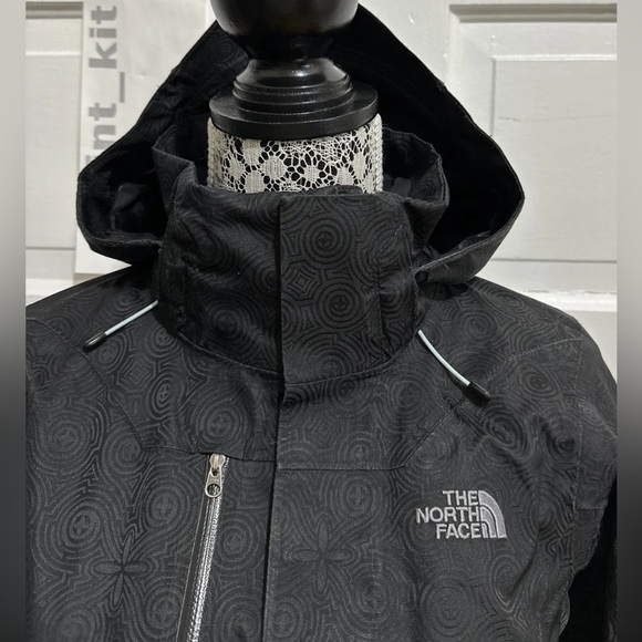 Patterned black North Face Hyvent Snowboard Jacket w/ Recco Tech (XS) - Picture 2 of 12